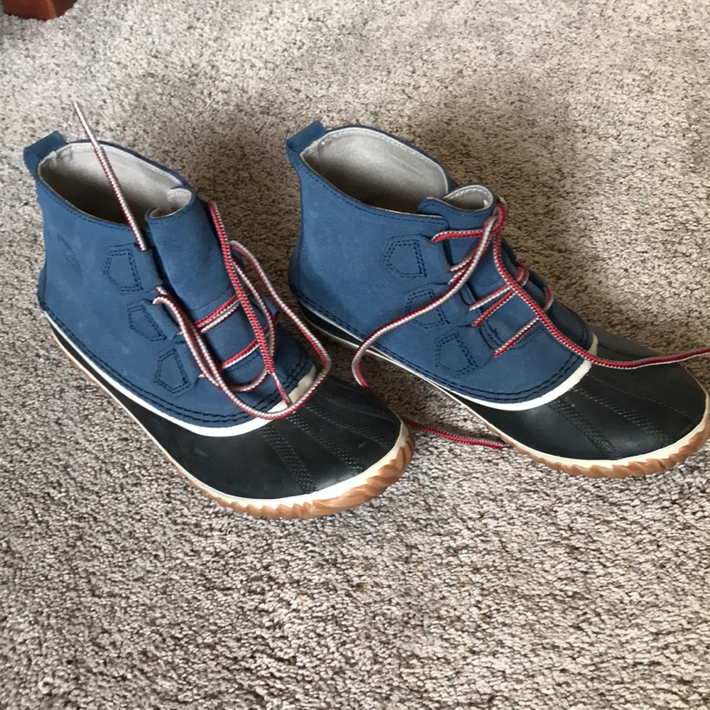 Size 9 barely used Sorel ankle boots